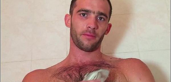  A sexy Sport guy get wanked under shower!